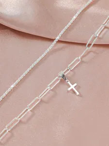 Silbernes Kreuz Anhänger Büroklammer Kette Detail Nahaufnahme elegantes glänzendes Schmuck