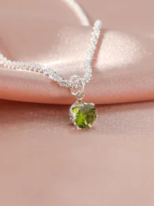 Exquisite silberfarbene Kette mit funkelndem grünen Herz-Edelstein-Anhänger für Damen