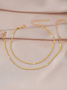Detailansicht der doppelten goldenen Sternenketten-Fußkette, elegantes Schmuckaccessoire.
