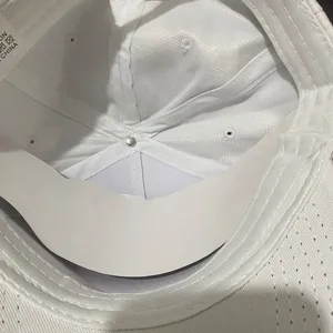 Vista de detalle interior de gorra de béisbol blanca, material de algodón, costuras limpias.