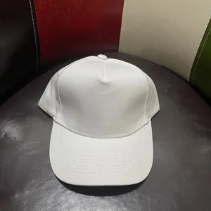Primer plano de una gorra de béisbol blanca de algodón de 5 paneles con costuras limpias y detalles.
