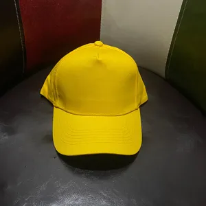 Primer plano de una gorra de béisbol de algodón amarillo brillante de cinco paneles, lisa.