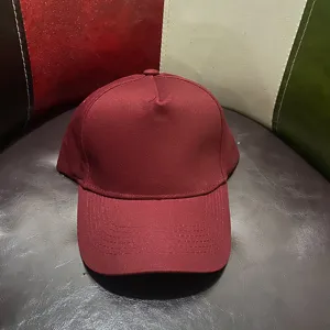 Primer plano detallado del tejido de la gorra de béisbol de algodón lisa de 5 paneles.