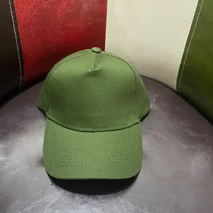 Vista detallada de una gorra de béisbol de algodón verde liso con diseño clásico de 5 paneles.
