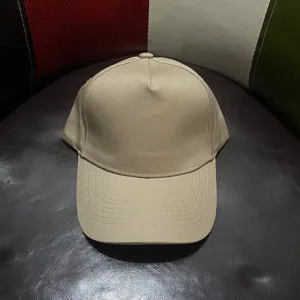 Gorra de béisbol caqui lisa de 5 paneles en detalle, sombrero de algodón informal para uso diario.
