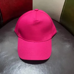 Gorra de béisbol rosa fucsia lisa de 5 paneles, sombrero deportivo unisex casual para el uso diario.