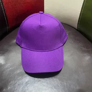 Detalle en primer plano de una gorra de béisbol de algodón morado liso, uso diario.