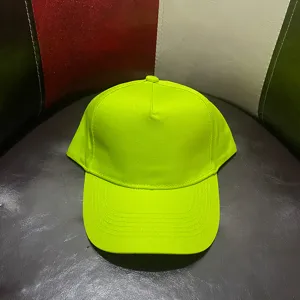 Detalle en primer plano que muestra la textura de la gorra de béisbol de algodón amarillo neón.