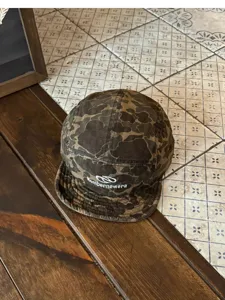Vue détaillée de la casquette tactique camouflage rétro américaine pour un style streetwear tendance.