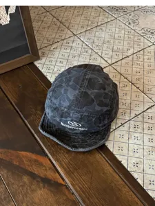 Gros plan sur la casquette de baseball camouflage court bord style streetwear tactique.