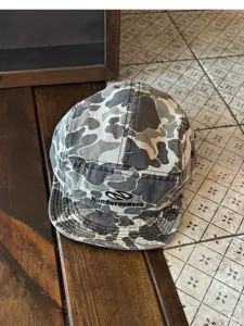 Casquette de baseball rétro américaine en camouflage à visière courte avec broderie frontale.