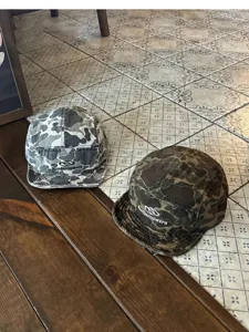 Casquette de baseball tactique rétro camouflage à bord court vue de détail options de couleur.