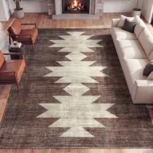 Gedetailleerd overzicht van groot bruin geometrisch tapijt in moderne woonkamer voor decor.