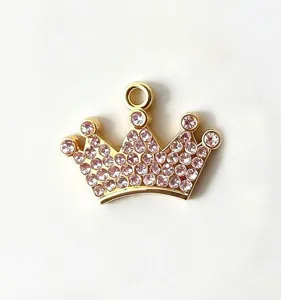 Pendentif pour animal en strass forme couronne dorée vue détaillée cristaux roses brillants