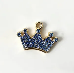 Détail précis du pendentif couronne pour animaux avec strass bleu pour de magnifiques colliers.