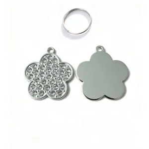 Gros plan détaillé du pendentif médaillon pour chien en alliage de zinc avec strass.