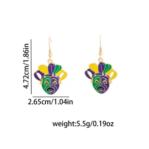 Vue détail des boucles d'oreilles masque de carnaval, bijoux créatifs en alliage émaillé.