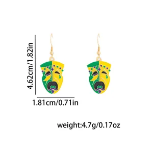 Vue détaillée des boucles d'oreilles masque de carnaval coloré avec émail vert jaune violet.