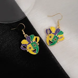 Gros plan de boucles d'oreilles masque de bouffon coloré avec émail, bijoux de festival.