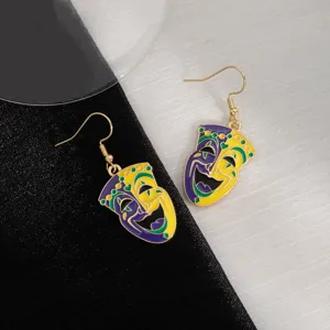 Vue détaillée de boucles d'oreilles masque de bouffon de Mardi Gras en émail coloré.