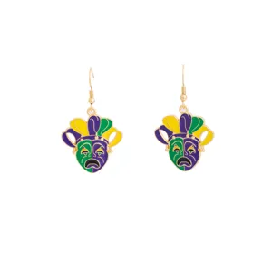 Gros plan sur les belles boucles d'oreilles masque de carnaval émaillé coloré.