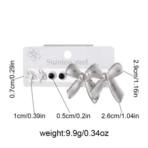 Edelstahl Schleife Ohrstecker Set, geometrischer minimalistischer Ohrschmuck mit Maßen.
