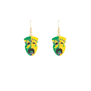Gros plan sur des boucles d'oreilles masque de carnaval coloré, émail vibrant.