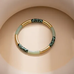 Exquisite close-up of geometric leopard print and gold metal spliced detail bracelet showcase.