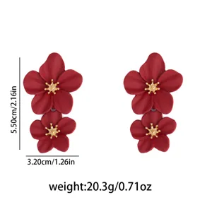 Orecchini a doppio fiore rosso, stile metallico vintage, gioielli da donna chic.