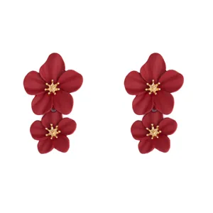 Orecchini rossi a doppio fiore con stami dorati, eleganti gioielli vintage pendenti da donna.