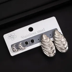 Edelstahl geometrisches Ohrring-Set mit Mondsternen und Tropfen-Design-Details.