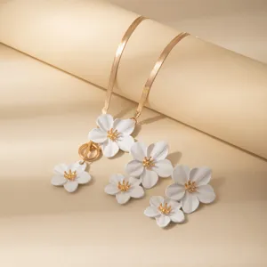 Set collana e orecchini con fiore bianco e catena oro, gioielli vintage eleganti.