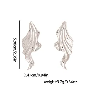 Silberne unregelmäßige abstrakte Metall Ohrringe mit fließendem Design für Damen.