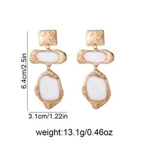 Boucles d'oreilles géométriques vintage avec émail blanc, design long en métal pour femmes élégantes.