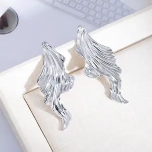 Silberne unregelmässige geometrische Metall Ohrringe Detailansicht, modernes Design.