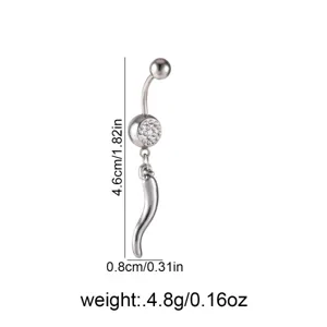 Λεπτομερής όψη piercing αφρούλου από ανοξείδωτο ατσάλι με μενταγιόν τσίλι κρύσταλλα.
