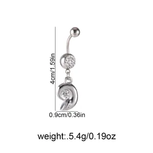Piercing αφαλού από ανοξείδωτο ατσάλι με στρασ και σπείρα, λεπτομέρεια κοντινού.