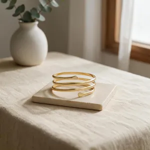 Primer plano de un brazalete geométrico minimalista de metal, vista de detalle elegante.