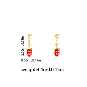 Orecchini pendenti a fragola carini in metallo dorato con smalto rosso, stile chic.