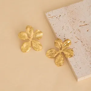 Gold flower stud earrings, vintage hammered metal botanical design for women fashion jewelry