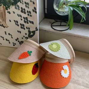 Niedlicher Kinder Sommer Strohhut mit leerer Oberseite und süßen gestickten Blumen für Ausflüge.