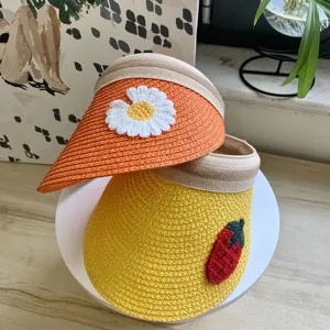 Detailansicht von süßen Sommer Stroh Sonnenblenden für Kinder mit Strick Dekor.