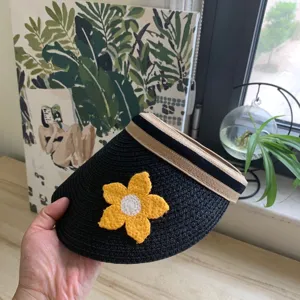 Kinder schwarze Stroh Sonnenblende mit gelber Häkelblume Sommer Outdoor Strandhut casual