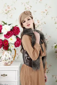 Stylish women's wool felt beret featuring elegant 3D floral decoration for autumn and winter.