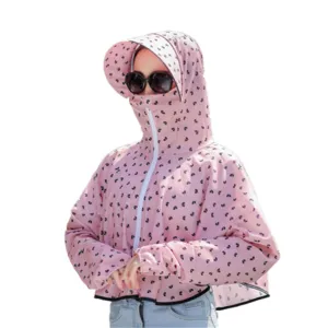 Ropa proteccion solar mujer chaqueta corta capucha UV rosa corazon estampado verano playa
