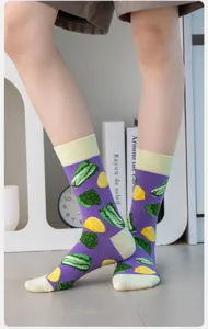 Calze al polpaccio alla moda con simpatici motivi di limoni e verdure, comode calze di cotone.