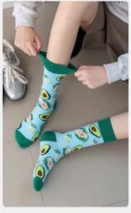 Dettaglio di calzini con stampa di avocado, calze casual in misto cotone per uomo e donna.