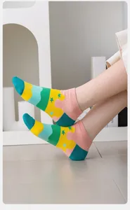 Calzini corti colorati da donna in stile dopamine con grazioso motivo a stelle e blocchi di colore.