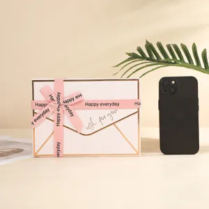 Roze enveloppe geschenkdoos creatieve verpakking voor cosmetica en cadeautjes met lint.