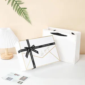 Witte geschenkdoos met zwart lint en bijpassende tas, ins stijl verpakking voor cadeau.